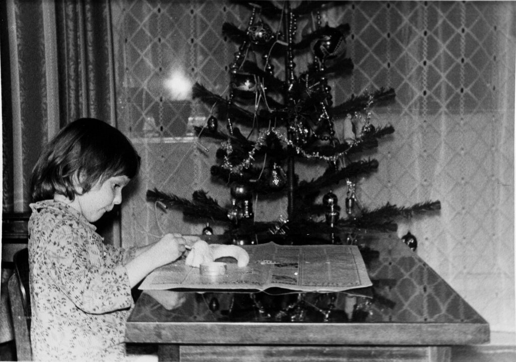 Подготовка к Новому Году, 1980-е годы. Автор фото - А. Терентьев. Источник фото: russiainphoto.ru 