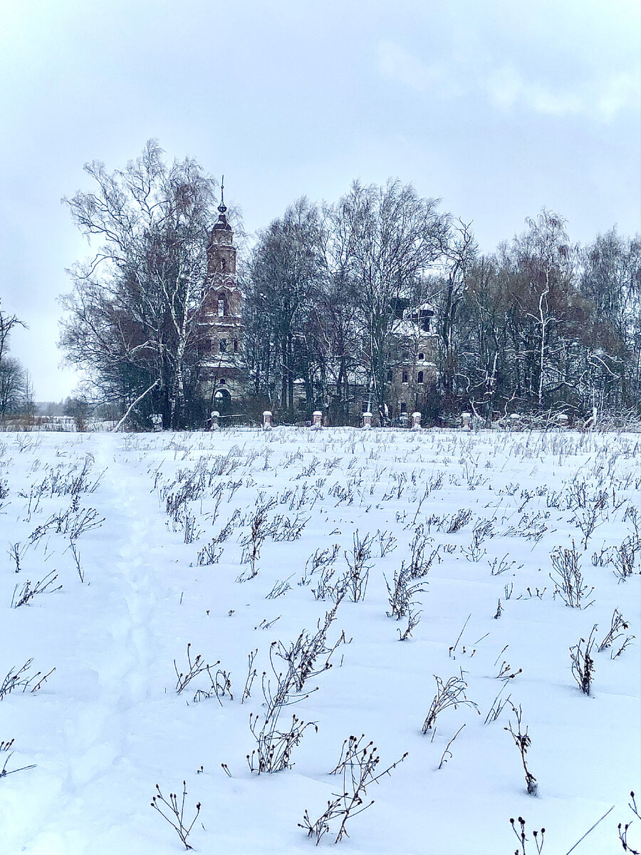 Таким мы увидели храм издали.