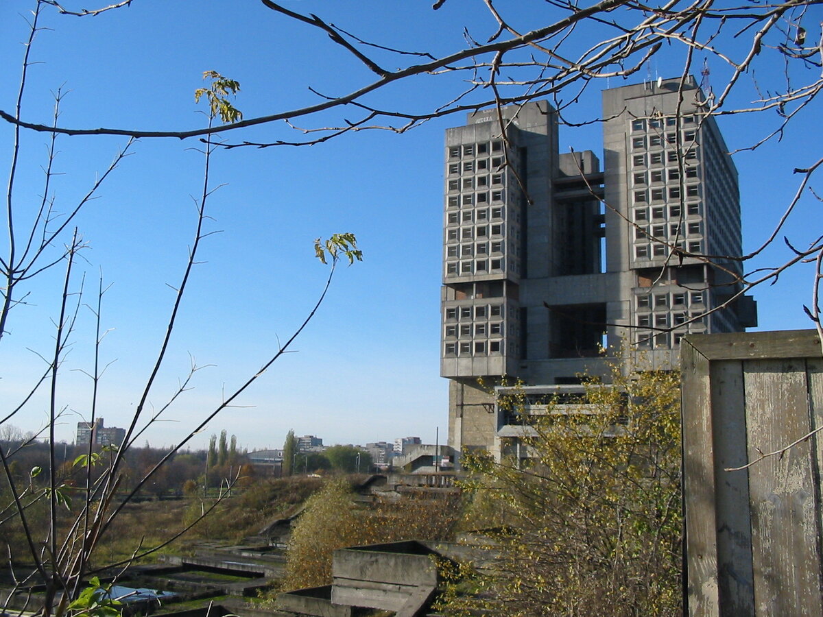 Дела шли всё хуже, средств на «стройку века» выделялось всё меньше. И к началу 90-х она замерла