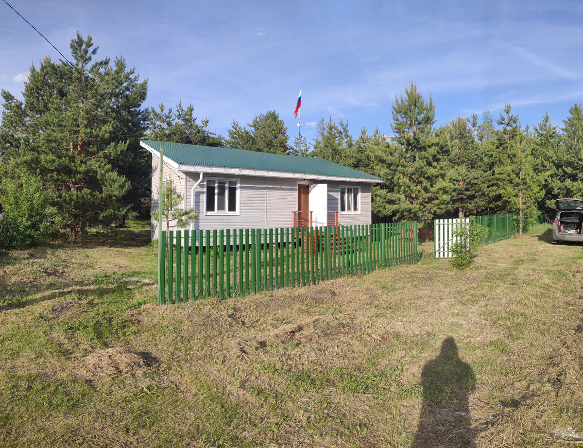 Передняя часть забора из металлического штакетника. Все остальное - сетка рабица, чтобы не портить вид на лес. Ворота так и не доделали, думаю в ближайшее время руки до них дойдут.