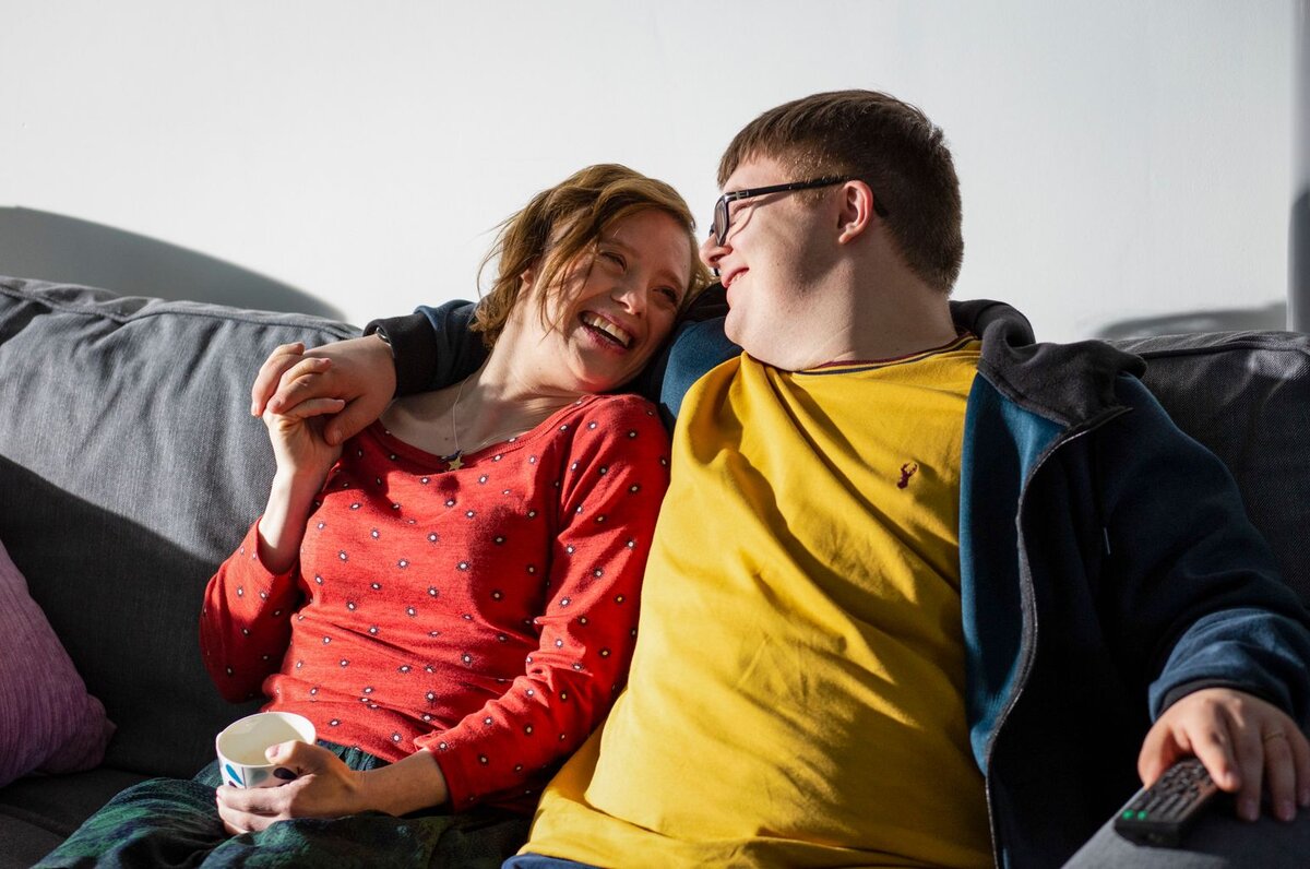 Актеры Сара Горди и Леон Харроп на съемках сериала "The A word". Фoто: planetradio.co.uk