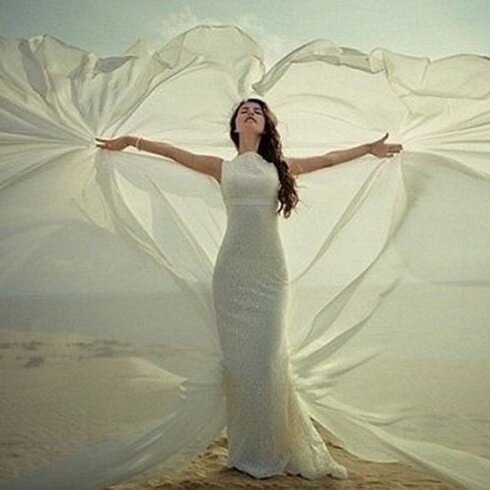 Я знаю как чувствовать любовь к себе!

Любовь к себе это решение жить по интересу внутри, по импульсу, который исходит как толчок, хочу и делаю. Нежелание жить из любви, это предательство своей Души. Любовь это действие, действие это движение, движение это жизнь, а жизнь это любовь. Действия которые я совершаю не могут идти в противовес любви. Я была не хорошей девочкой, хорошей меня никто не называл, я была послушная. На столько, что даже как из-под палки себя пыталась полюбить. Сказали внутри любовь, люби себя, значит будем стараться любить и не важно как. Я прошла через все круги своей боли, как я забивала себя до потери пульса, я не понимала, не знала что значит любить себя. Любовь из-под палки, вся жизнь из-под палки. Мама сказала скрипка, значит скрипка, мама сказала замуж, значит замуж, мама сказала рожать, значит рожаем. А где я во всем этом? Я на столько боялась проявить себя, потому что меня накажут, мне запретят что-то. Когда я взрослая, начинаю наказывать саму себя и запрещаю. Я говорила с Богом, я искала себя, когда нашла, то, хотела обнять, а меня оттолкнуло, я ненавижу себя и не верю никому. Столько самообмана было. Убеждая себя в том, что это правильно, мама же сказала, значит правильно. Я верила всем, кроме себя и Бога. Я себя убеждала в чужих желаниях, доказывая что это правильно, а где оно правильное было на самом деле? Доверие потеряла к себе, миру то я доверяю, все ок. А себе нет, потому что не слышу и слушать не хочу. Да конечно, другие лучше же знают что правильно для меня, чем я сама. Не готова. Раскрыв немного сердце, услышав саму себя, поняла, что именно этого я ждала все это время. Открыть самой себе внутри любовь, свободу, прочувствовать. Для меня результат, это не похвалы из вне и подтверждение, что я права. Результат тот, что я чувствую, а чувствовать я хочу любовь к себе. Наполнив себя всю, я обрела покой, такое внутри умиротворение, что нет смысла больше бить себя. Любовь не даётся из-под палки, она просто есть и всё. Я пришла к Богу, к себе и нет разделения между им и мной. Нет боли, напряжений, просто есть любовь. И что бы я не делала, куда бы не шла я задам себе один вопрос:это из любви к себе? И если да, то я не остановлюсь!#психолог #целитель #исцеление #целительство #психологияотношений #психология #энергетикачеловека #помощь #духовныепрактики #духовноеразвитие 