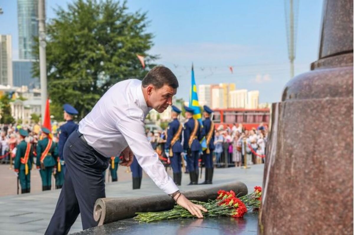    Глава региона возложил цветы к памятнику основателям Екатеринбурга