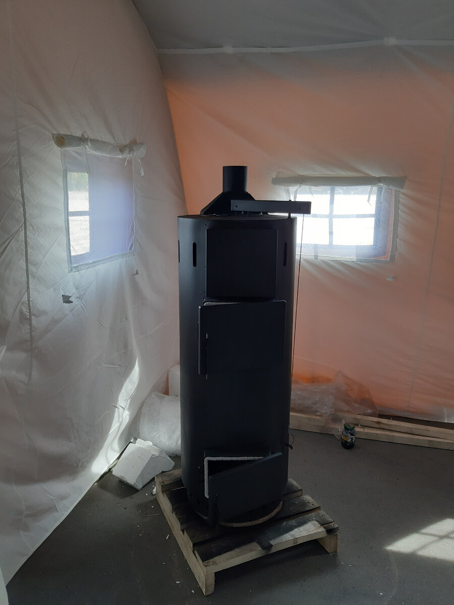 Воздухогрейная печь завода Броня в военной палатке