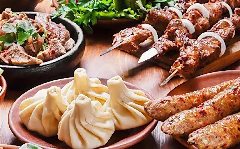 Хачапури шашлык. Кавказская кухня. национальные блюда грузии. шашлык и хинкали. грузинская национальная кухня.