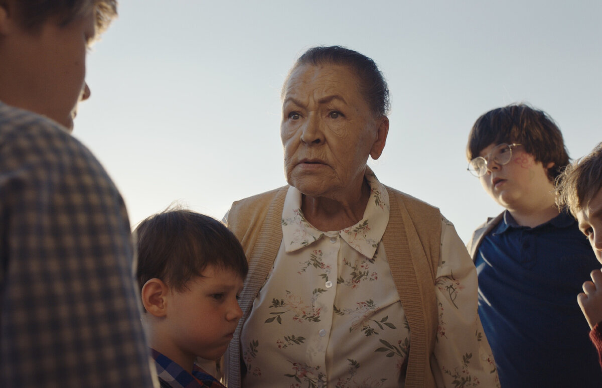 У «Календаря», пожалуй, есть только один недостаток: мало герои пошалили в собственном прошлом. Фантазия зрителя невольно подкидывает самые невероятные способы провести гарантированно безнаказанно время вместо того, чтобы исправно ходить в школу. Но главные герои на то и главные, чтобы быть образцами для подражания. Через демонстрацию своих недостатков и слабостей они словно говорят таким же якобы неудачникам, как они сами: мы вас замечаем, мы вас понимаем, вам не нужно себя стесняться. Можно плакать, можно злиться, можно уставать. Единственное, чего нельзя делать, – это сдаваться и поддаваться исключительно негативным эмоциям. А подлинную радость подарит что? Правильно, дружба!