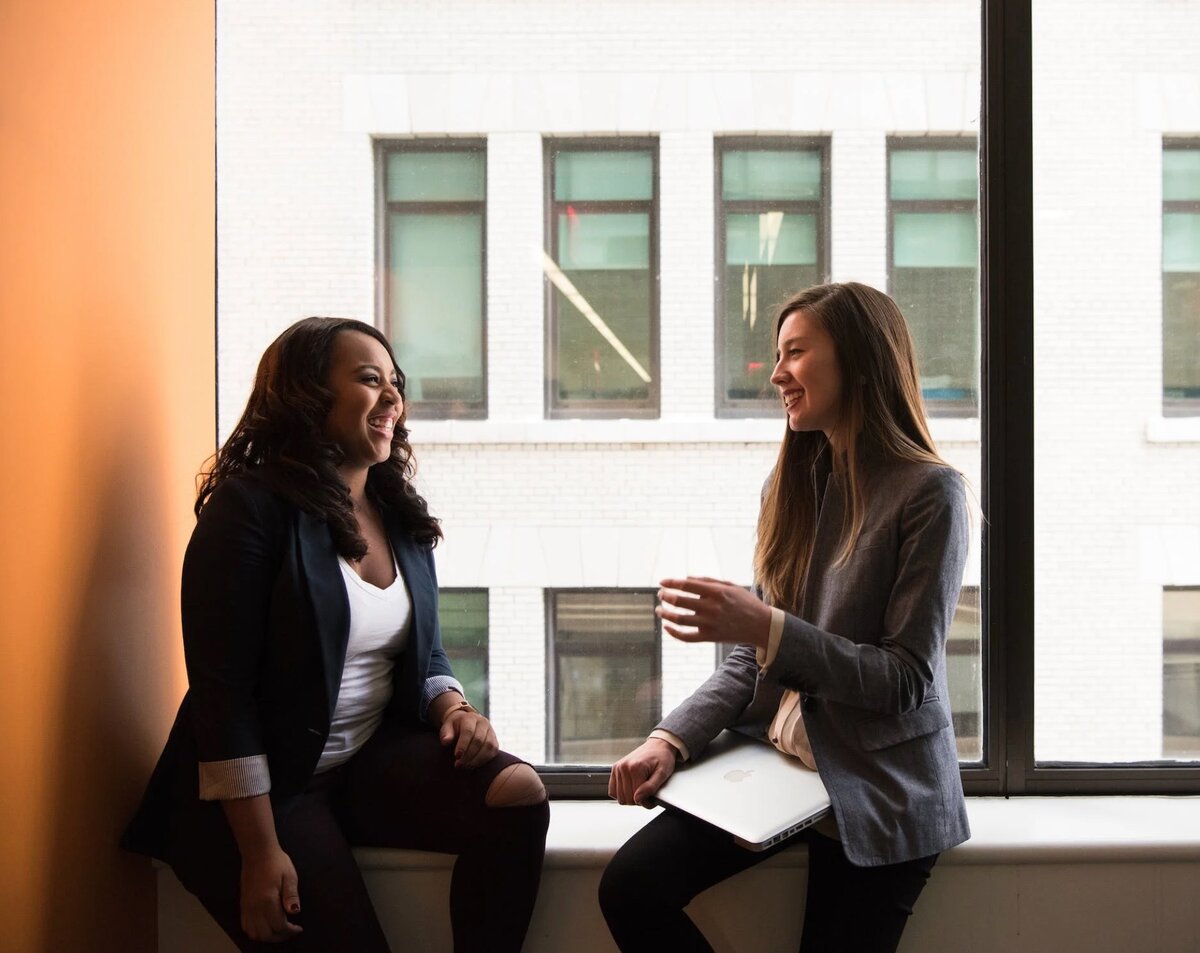 Сплетни могут быть источником развлечения и смеха, что помогает укрепить социальные связи в группе.