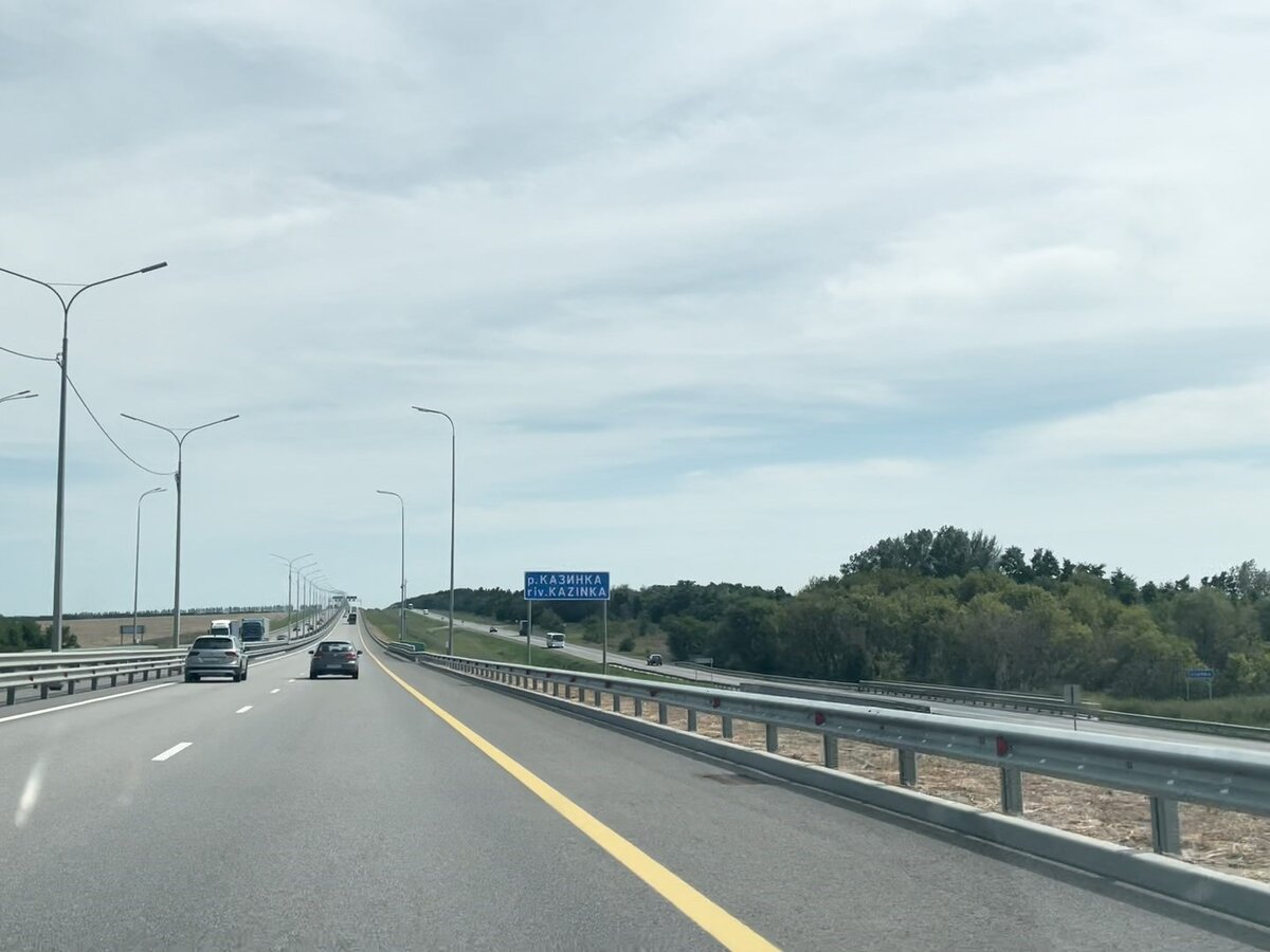 на фото слева участок Е115, с которого видна идущая справа параллельно М-4 (в этом месте она однополосная)