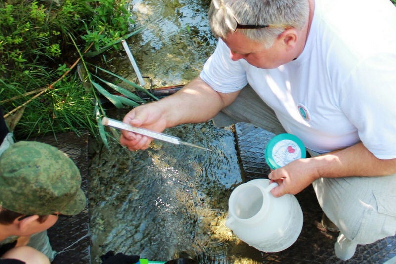    Взятие проб, измерение температуры воды