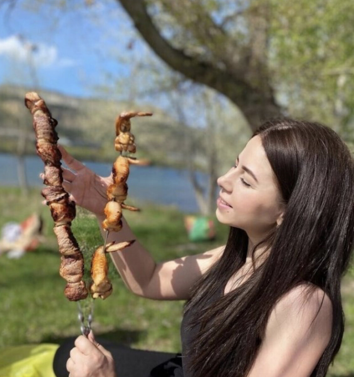 Девочки на шашлыках. Девочки с шашлыком красивые. Девочки на шашлыках. Шашлык девушки. Женщины на шашлыках.