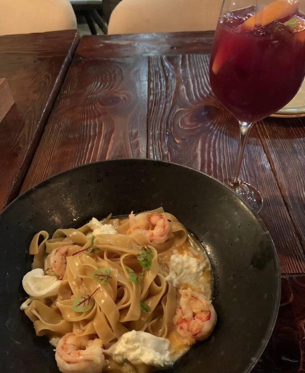 Паста с креветками и мягким сыром, в томатном соусе и сангрия в спаггетерии Марчеллис © "Покажу Москву"