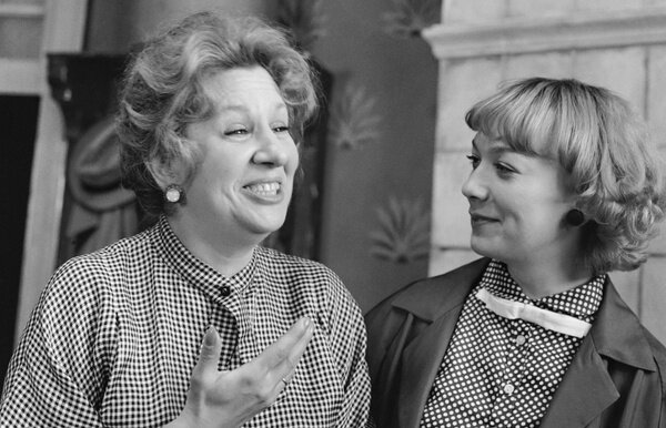 Кадр со съёмок © "Покровские ворота". Режиссёр — Михаил Козаков, сценарист — Леонид Зорин / Kinopoisk.ruatomic:embed 2
