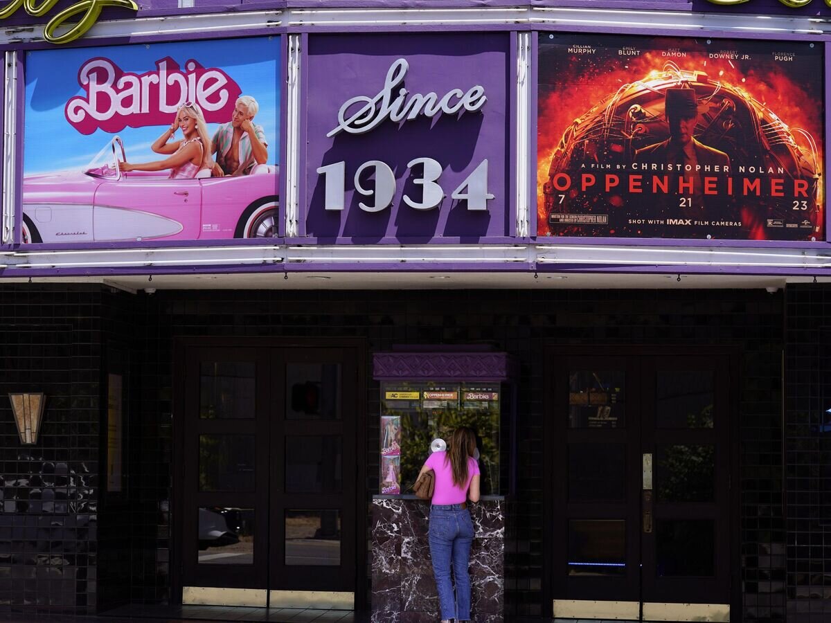    Баннеры к фильмам "Барби" и "Оппенгеймер" на здании кинотеатра Los Feliz в Лос-Анджелесе © AP Photo / Chris Pizzello