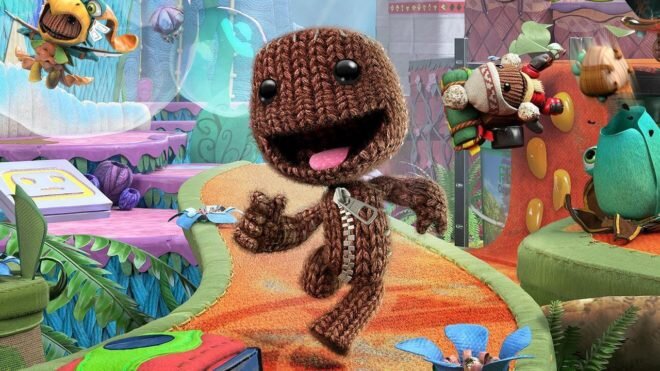 Sackboy A Big Adventure – это спин-офф серии LittleBigAdventure, который расскажет о приключениях забавного вязаного Сэкбоя, в чей мир вторгся ужасный Векс. Чтобы остановить злодея, герой должен пройти несколько миров и сразиться с опасными приспешниками. В этот изометрический платформер стоит играть как минимум вдвоем – во-первых, так веселее, а во-вторых, это откроет пропуск в уникальные кооперативные уровни, недоступные для одиночного прохождения.