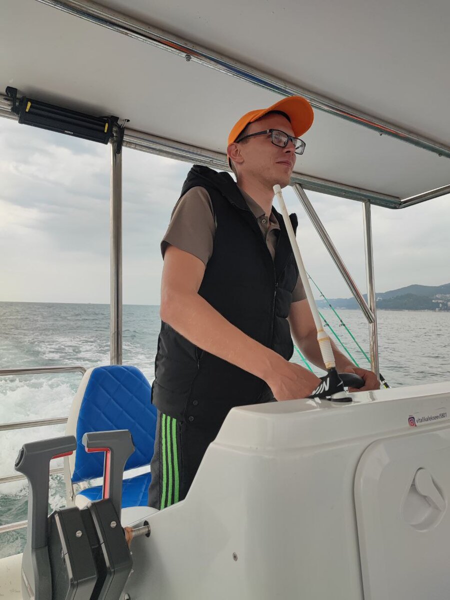 за рулем моторной яхты в Сочи, автор канала Константин Александрович