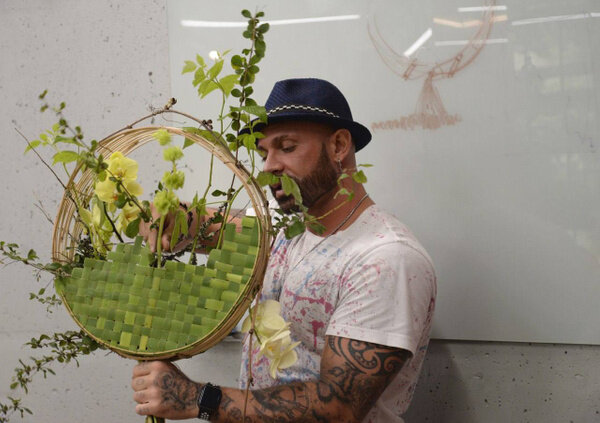 Флорист-дизайнер и чемпион России по флористике 2022 года Слава Роска. Фото © Предоставлено LIFE