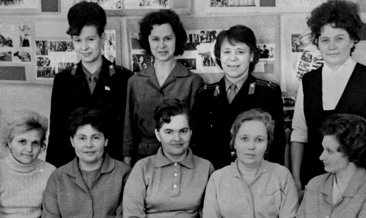 Взгляните, сколько женщин в погонах имелось в середине 1960-ых в моём бывшем ОВД.  Фото из архива ОМВД г.Дубны.