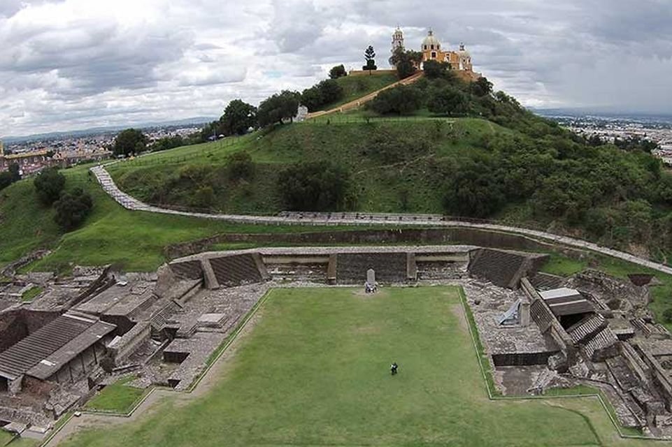 Великая пирамида Чолулы. Изображение взято с сайта: https://mega.ibxk.com.br/2016/08/31/31140415054767.jpg