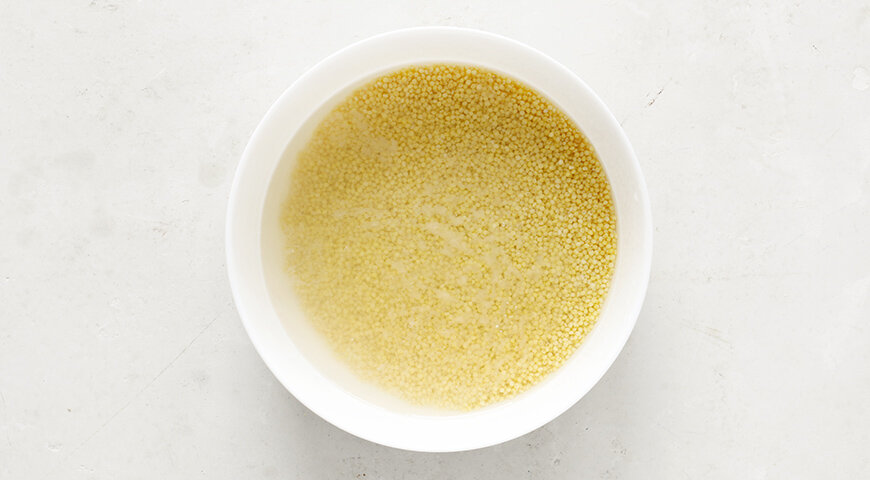 1. Для приготовления голубцов сначала подготовьте пшенку – промойте в нескольких водах, затем запустите в кипяток, снова доведите до закипания. Слейте воду и еще 2 раза промойте крупу в холодной воде.