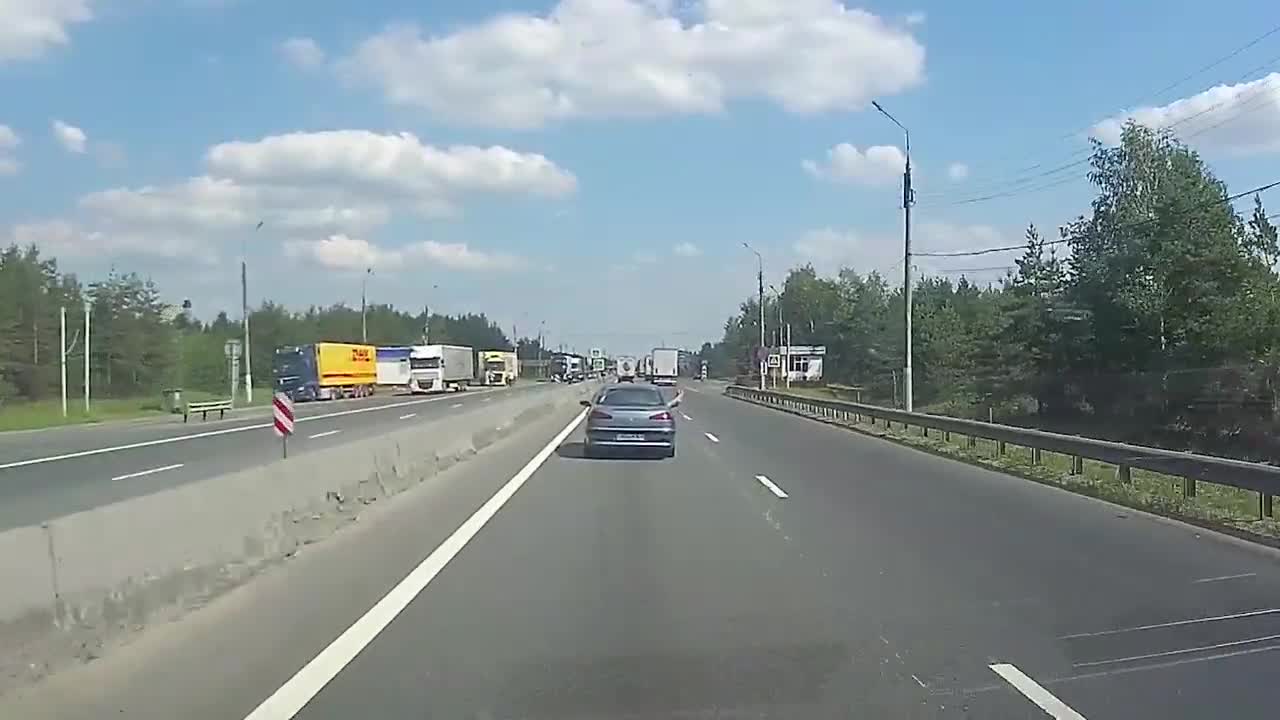 НОГИ из окна машины. ОПАСНО. В этот раз повезло .Может оторвать ноги при  маневре ФУРЫ.