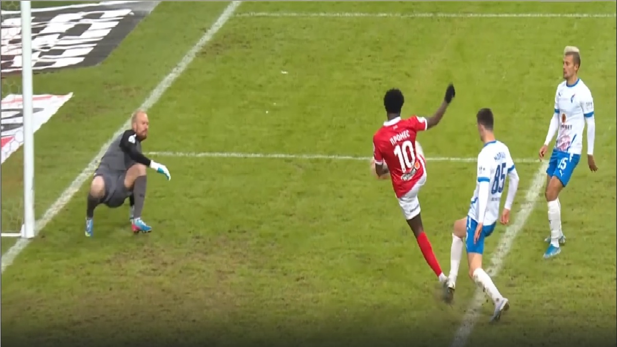 Промес забивает гол