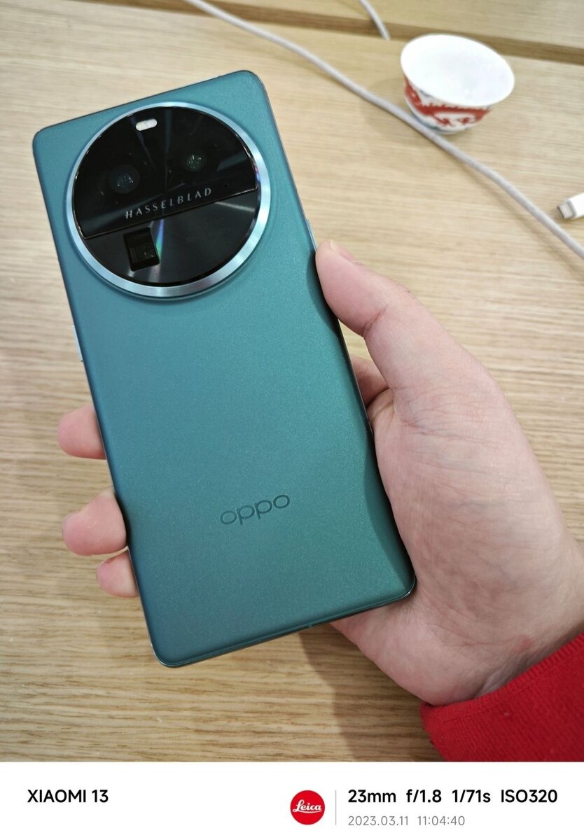 Когда один серийный флагман снимает другой, предсерийный. Живое фото Oppo  Find X6 Pro, сделанное на камеру Xiaomi 13 | iXBT.com | Дзен