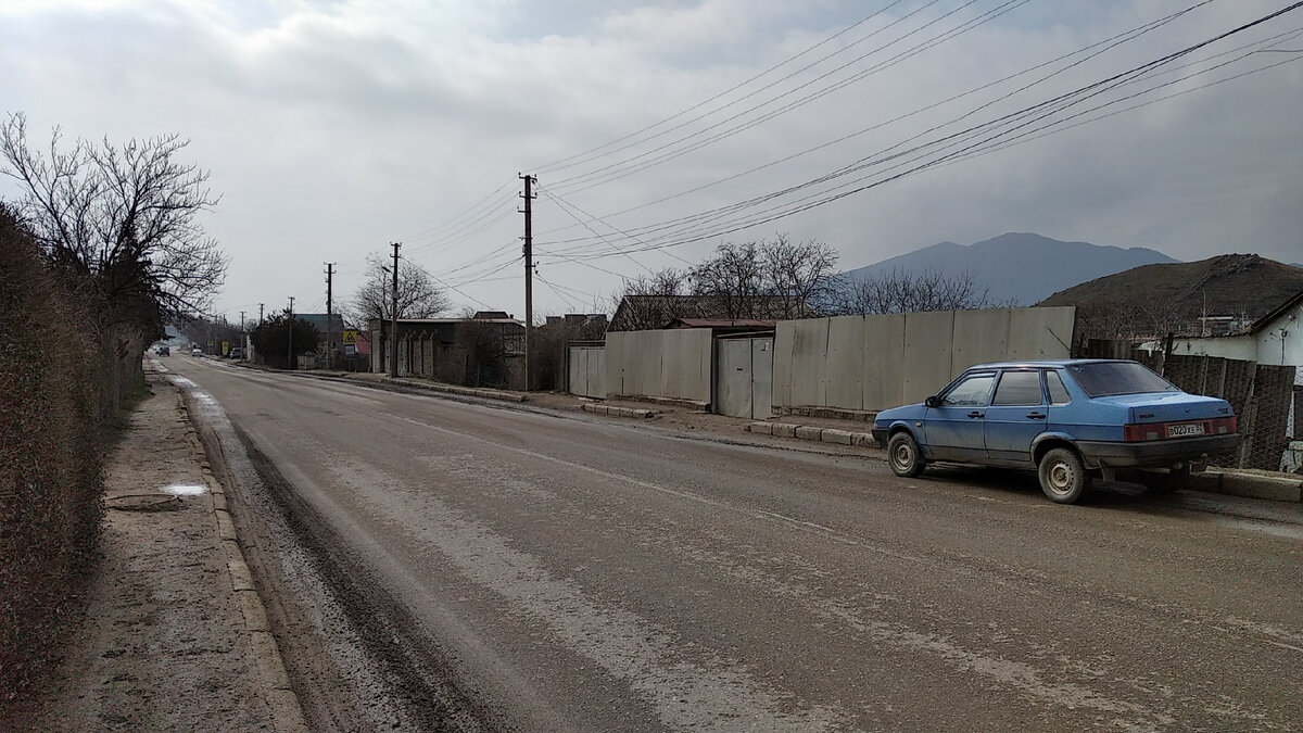 Улица Десантная. Направление в Судак. Вдалеке видна гора Перчем