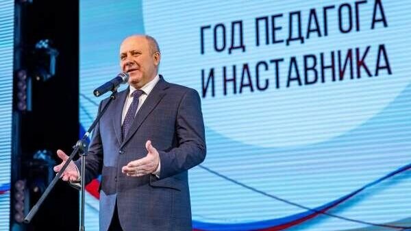     Торжественное мероприятие прошло на площадке ГДК. На данный момент в Хабаровске работает 212 муниципальных учреждений социально-культурной сферы. В них трудятся более 7 тысяч педагогов, которые стали наставниками для 120 тысяч детей и подростков.