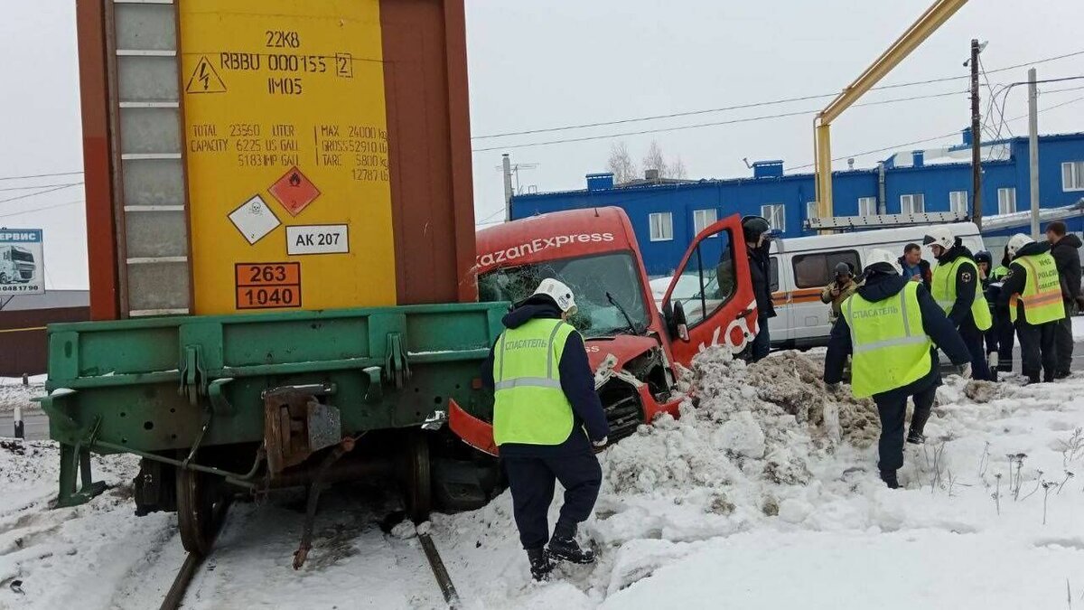     Автомобиль влетел в движущийся грузовой поезд в Дзержинске 14 марта. Нижегородская транспортная прокуратура в настоящее время проводит проверку обстоятельств.