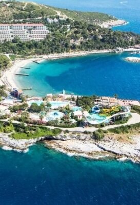 Но ведь мы все едем за морем, а Эгейское море просто великолепное, небольшие волны , и какая то серебристость присутсвует в воде ,когда выходишь , слегка будете поблескивать.Заходы в море везде разные , есть песчанные, есть каменистые, есть только с понтона.Климат умеренный , температура воздуха летом 30 - 35, море 23-28, очень хорошо переносится.