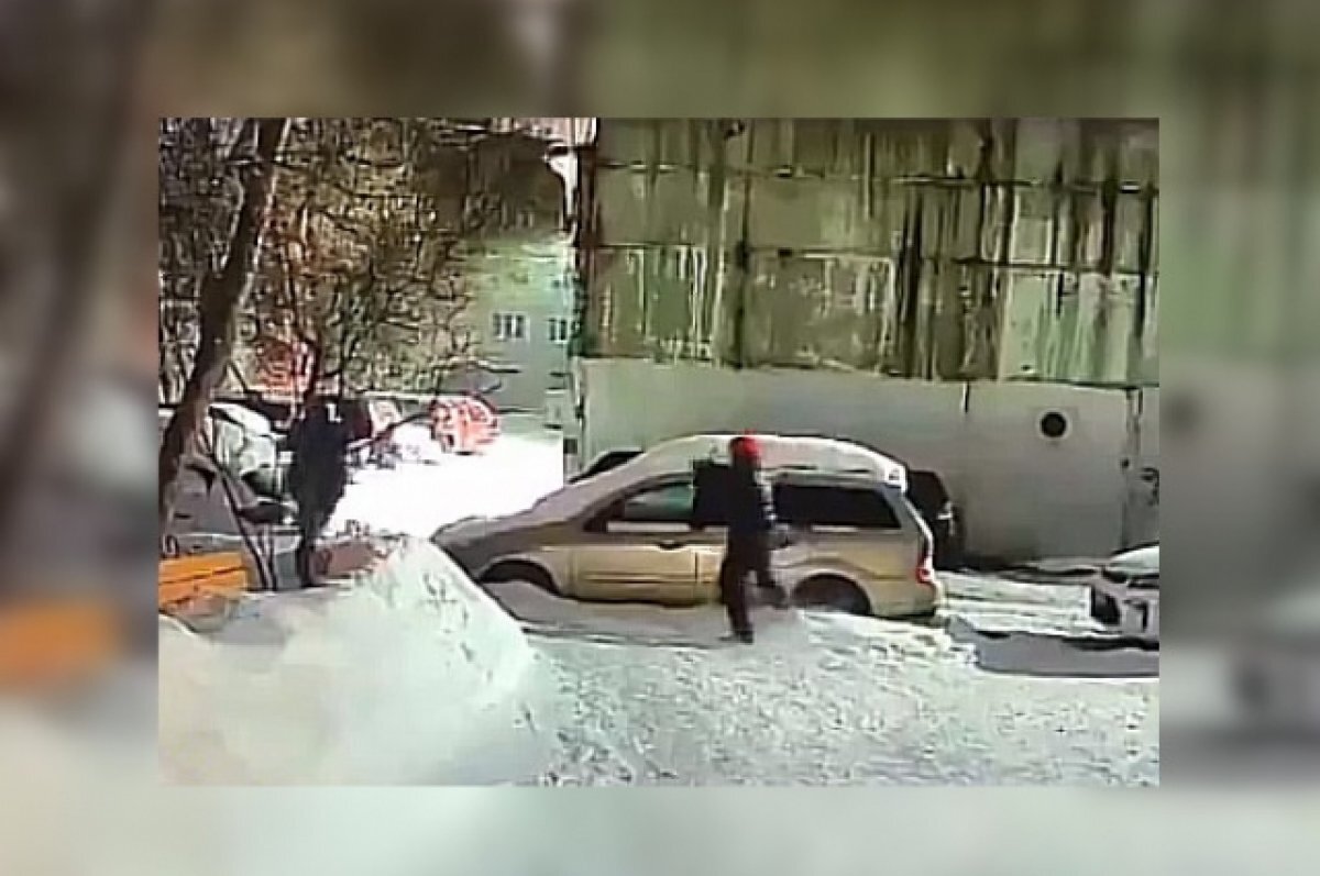    На Чайковского в Твери неизвестные побили припаркованные автомобили