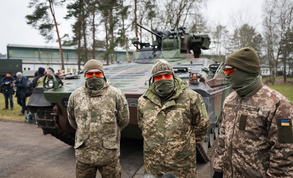 Курсанты ВСУ на полигоне в Мюнстере по время обучения на  БМП Marder