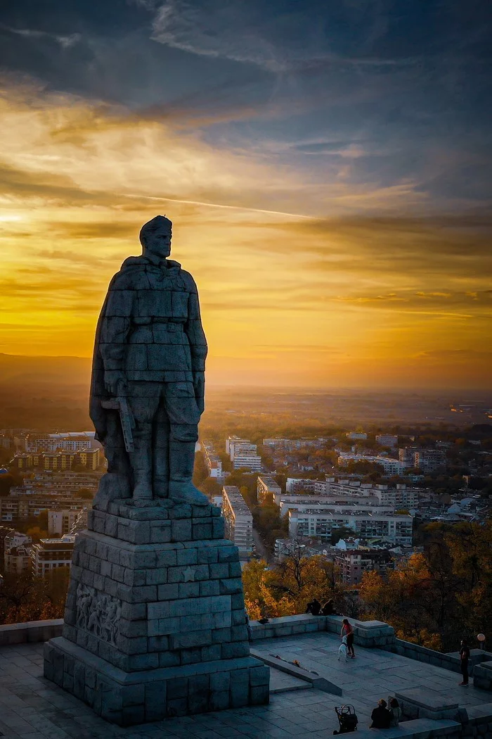 Болгария памятники русским. Пловдив Болгария памятник Алеше. Памятник советскому солдату «Алеша». Пловдив, Болгария. Алёша в Болгарии русский памятник. Памятник советскому солдату в Пловдиве Алеша.