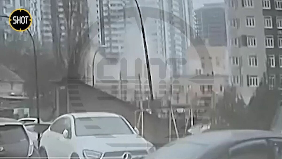     В Интернете опубликовали видео, на котором показан предположительно момент взрыва в здании Погрануправления ФСБ в Ростове-на-Дону, ролик разместил Telegram-канал Baza.