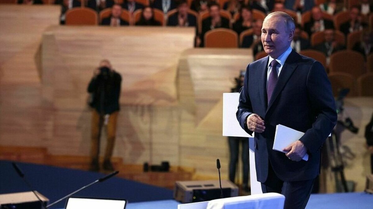     Глава госдуарства принял отставку губернатора Алексея Островского.