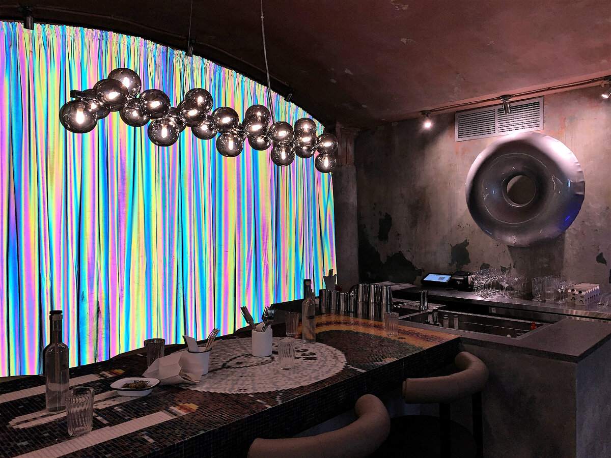 Нет, это занавеска не светится. Она серебристая, но при свете вспышки так затейливо отражается.