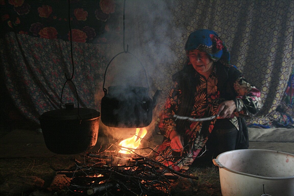 Чувал в югре. Печь в чуме. Огонь в чуме. Ханты в чуме. Костер в чуме.