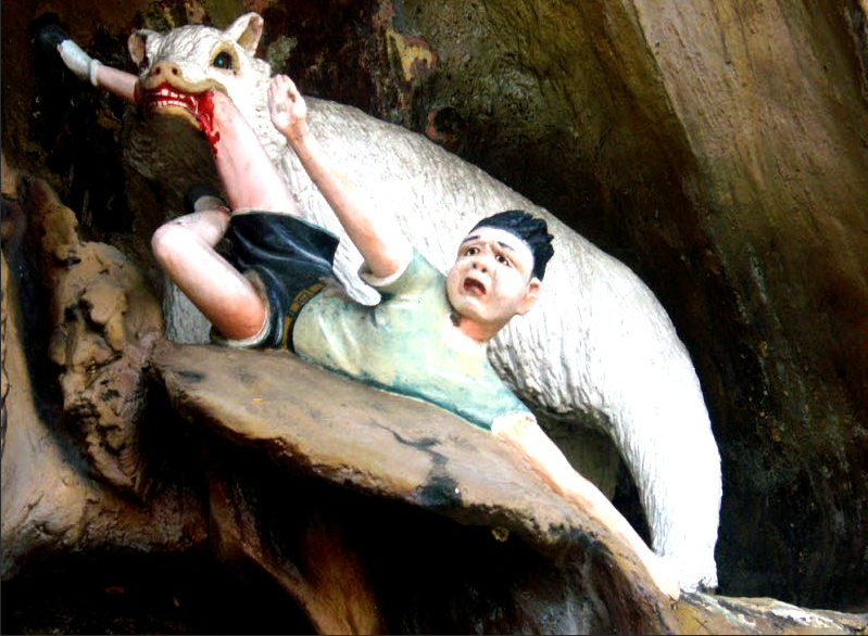 Мальчика терзает медведь. Да, это медведь