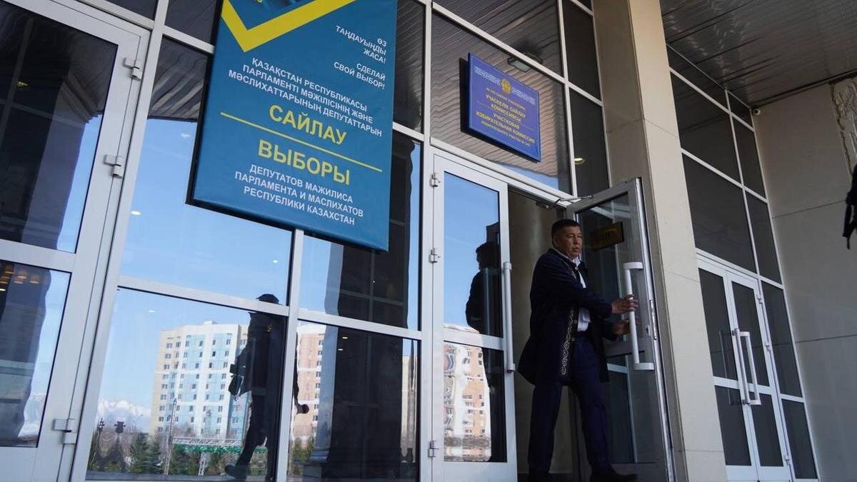    Мужчина выходит с избирательного участка:NUR.KZ / Владимир Третьяков