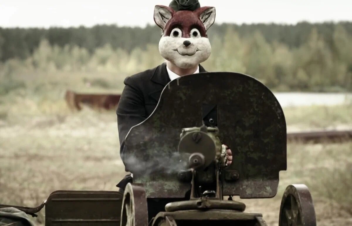 Кадр из телесериала "Палач"... В действительности, настоящий палач локотского округа Тонька - пулемётчица никаких масок не носила, Она была уверена, что всё делает правильно и никого не боялась... (фото из открытых источников)... 