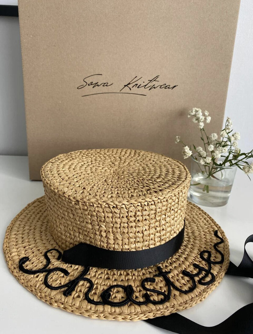 На шляпе было не просто слово. Это была фамилия! Представляете?)