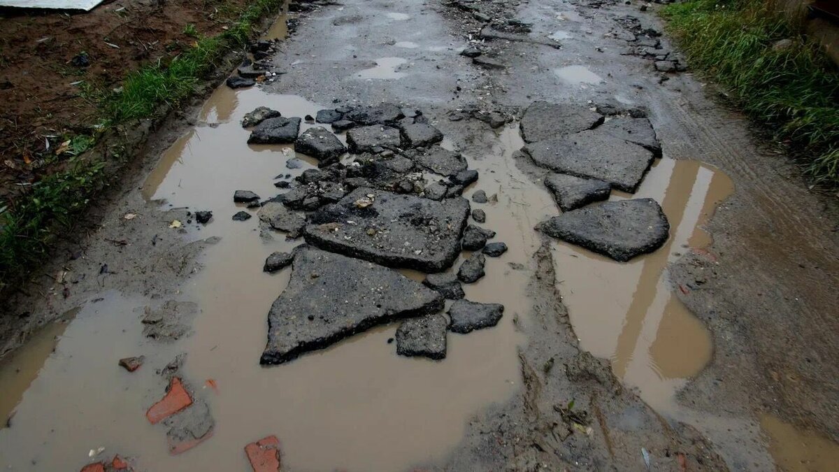     В Набережных Челнах работы по ремонту дорог начались 7 марта. Почти за две недели заделали ямы на площади в 485 квадратных метров. Об этом сообщил первый замруководителя исполкома Илья Зуев.