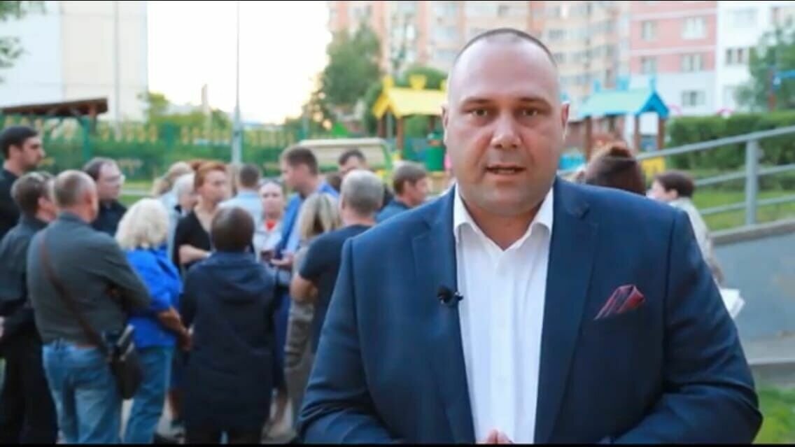     В Москве после многочисленных жалоб на работу коммунальных служб был задержан профсоюзный активист Юрий Дашков. Его признали виновным в мелком хулиганстве и отправили в изолятор на 12 суток. В основу обвинения легли написанные под копирку заявления дворников — четырех граждан Узбекистана.