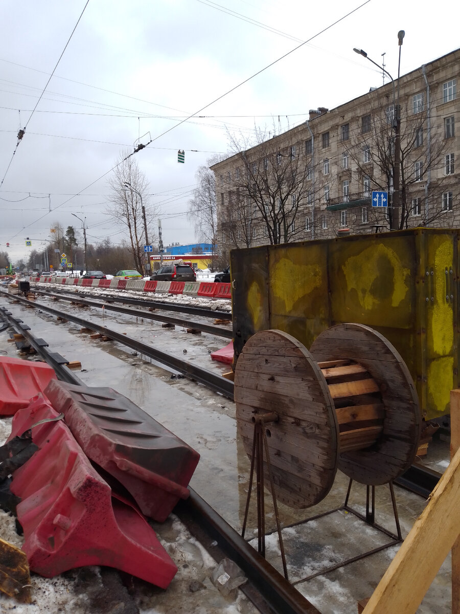 Так укладыват рельсы, которые потом будут утоплены в дорогу. 