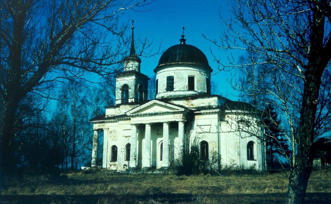 Спасский храм в с. Дубровка. Фотография Дмитрия Дворядкина, 1993 г.