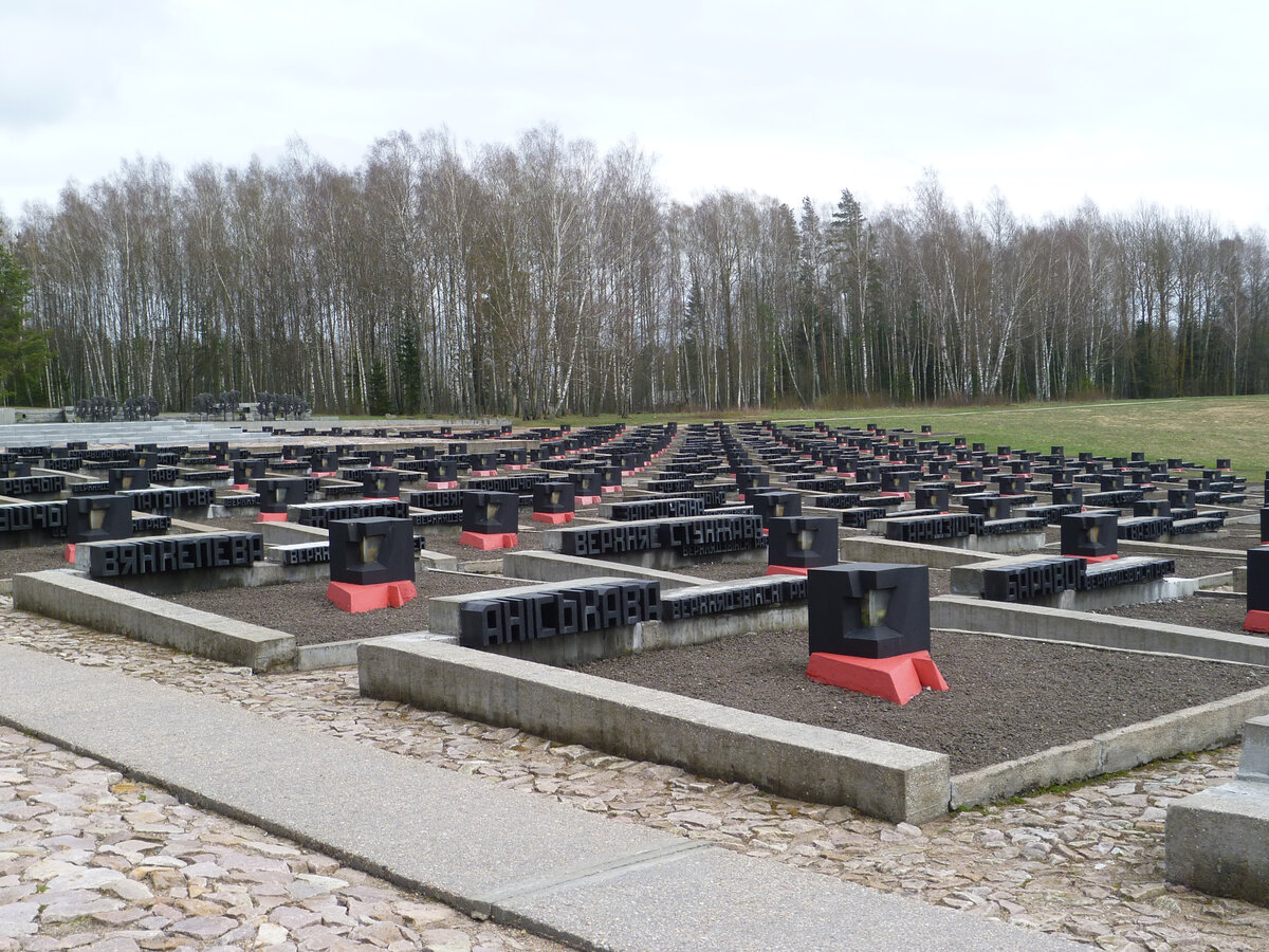 Хатынь 1943 год трагедия. Мемориал Хатынь. Мемориальный комплекс в Хатыни кладбище деревень. Хатынь Белоруссия. Деревня Хатынь в Белоруссии.