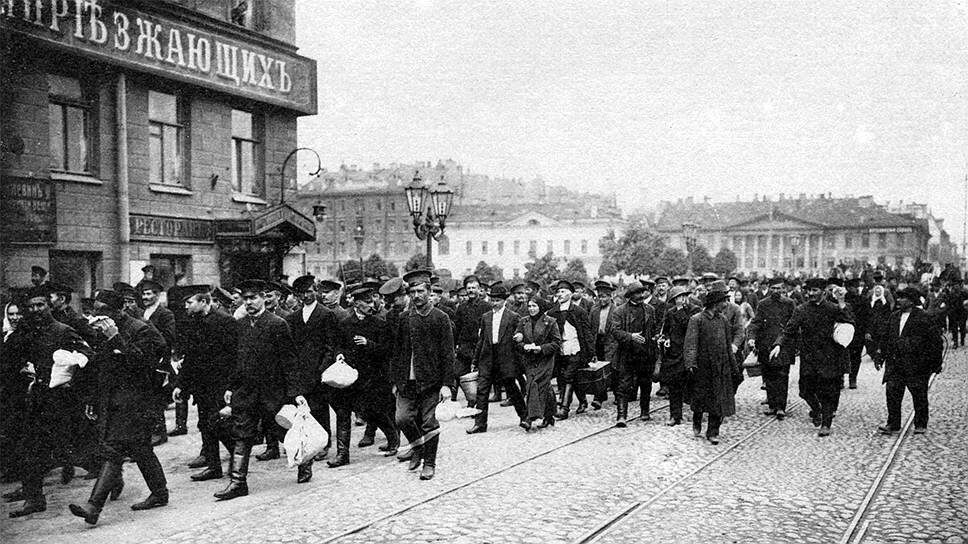 Мобилизация 1914 год. Источник https://avatars.dzeninfra.ru/get-zen_doc/1722013/pub_637fba30d3886c6289c4c46c_6380efa0fa89d44a2950928c/scale_1200