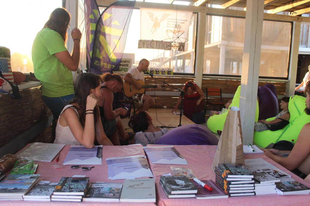 Продаю книги на фестивале 2019