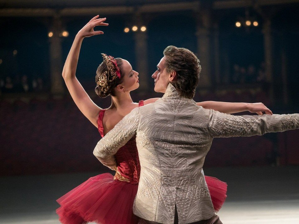 Кадр из фильма «Красный воробей», 2018 год, режиссер Френсис Лоуренс