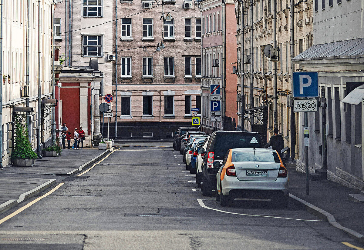    Полукруглая разметка на парковкеUnsplash